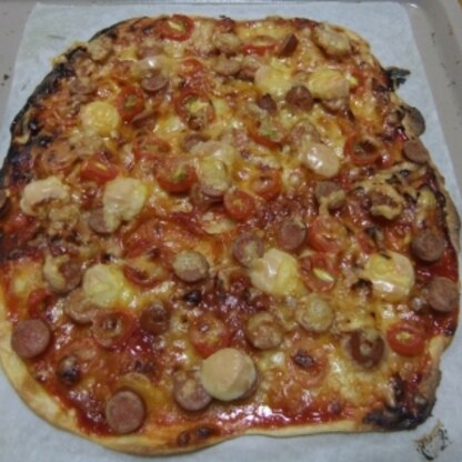この夏で3回くらい作りました。
ミニトマト、ウィンナー、たまねぎというシンプルな材料で
とってもおいしいピザができて大好評でしたよ♪